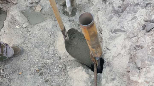 賓縣采石場，應用我公司高強無收縮灌漿料，進行碎石機械基礎生根錨固灌漿